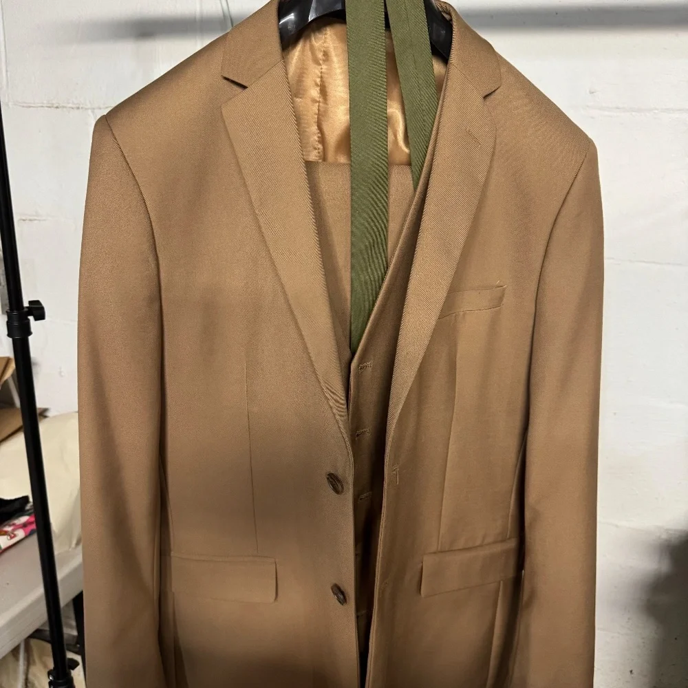 Men's 3 pc Suit - Braveman Carmel color size 40R with Green Tie- only worn once - Picture 1 of 10